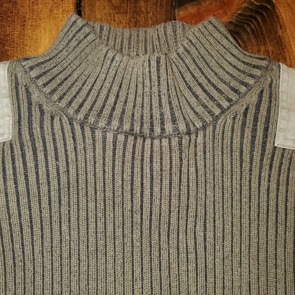 Levi's green sweater with crem shoulder patches Large - Picture 3 of 12
